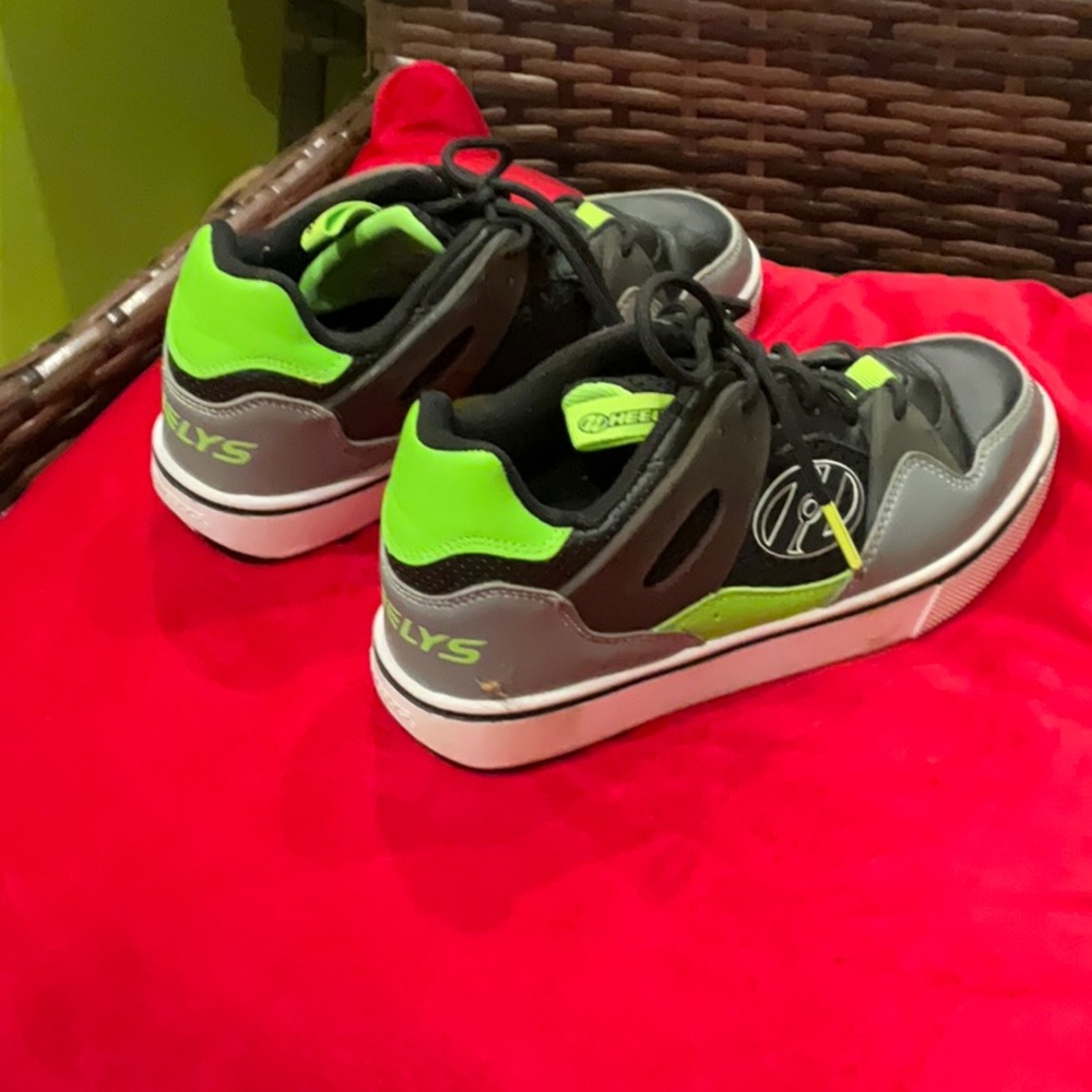 Kids Heelys sneakers with wheels size youth 3 Excellent preowned condition.